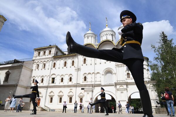 Militares da Guarda de Honra do Regimento Presidencial na Praça das Catedrais no Kremlin - Sputnik Brasil
