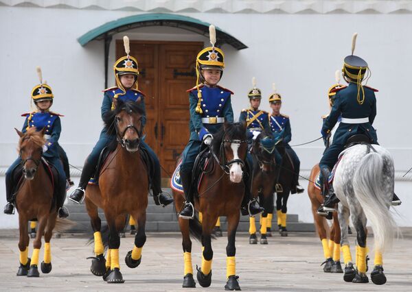 Jovens cavaleiros demonstram elementos de equitação na Praça das Catedrais no Kremlin - Sputnik Brasil