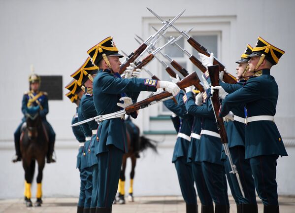 Militares da Guarda de Honra do Regimento Presidencial demonstram conhecimentos de manejo de armas na Praça das Catedrais no Kremlin - Sputnik Brasil
