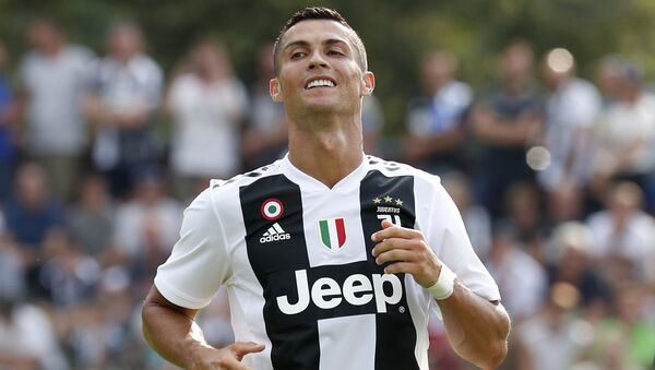 Cristiano Ronaldo sorri durante um amistoso entre as equipes A e B da Juventus, em Villar Perosa, perto de Turim, na Itália. - Sputnik Brasil