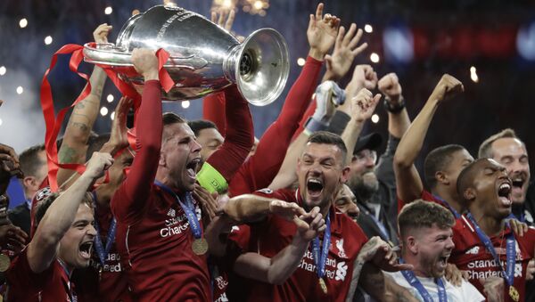 Jogadores do Liverpool comemoram o título da Liga dos Campeões de 2019 após derrotarem o Tottenham por 2 a 0 no Estádio Metropolitano de Madri - Sputnik Brasil