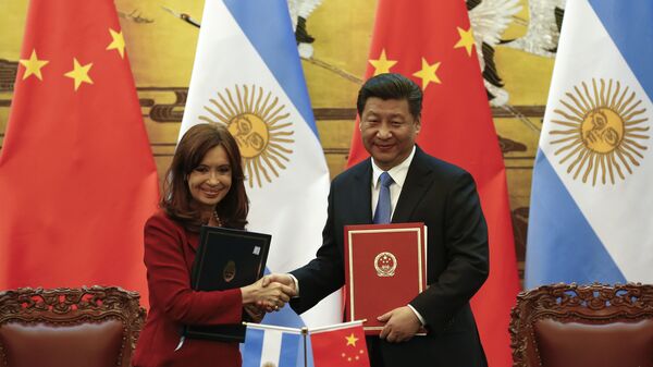 A então presidente da Argentina, Cristina Kirchner, e o presidente da China, Xi Jinping, em 4 de fevereiro de 2015 - Sputnik Brasil