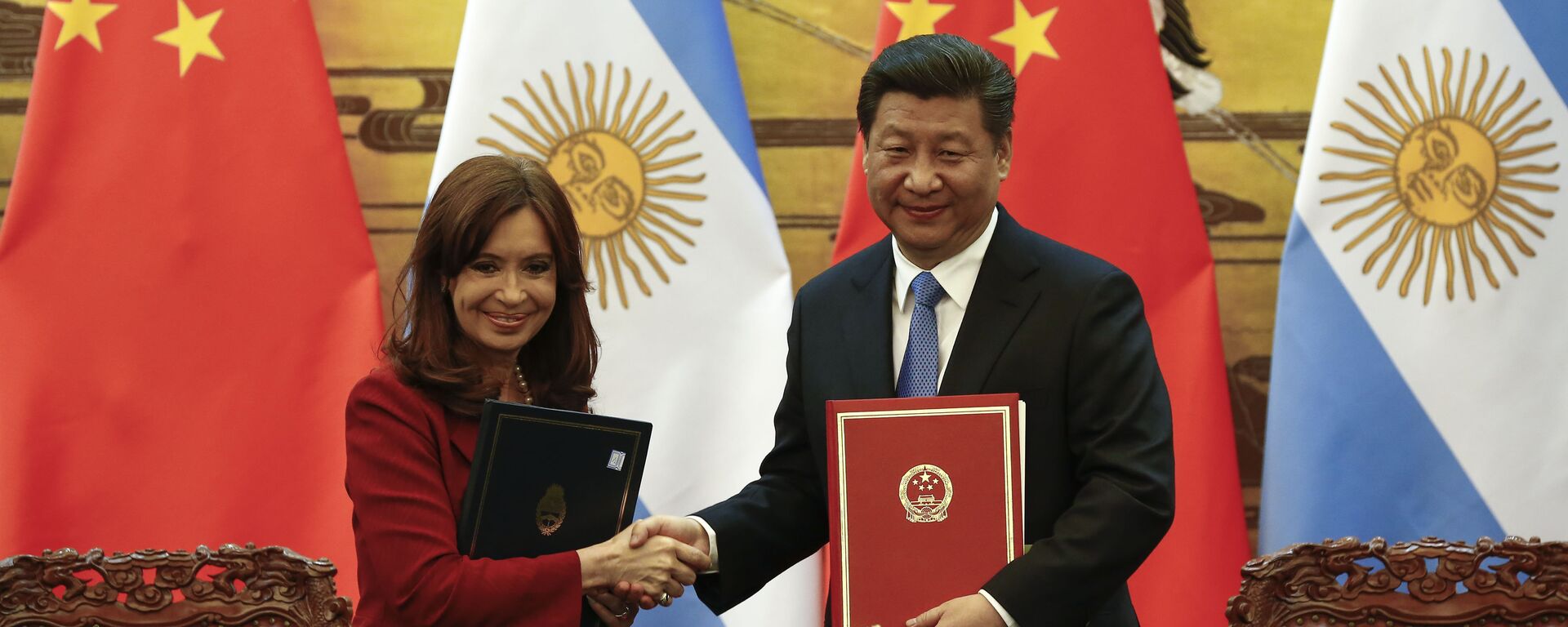 A então presidente da Argentina, Cristina Kirchner, e o presidente da China, Xi Jinping, em 4 de fevereiro de 2015 - Sputnik Brasil, 1920, 12.05.2022