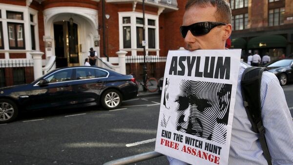 Fã do fundador do Wikileaks, Julian Assange, em frente à embaixada do Equador em Londres - Sputnik Brasil