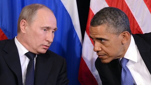 Barack Obama escuta Vladimir Putin - Sputnik Brasil