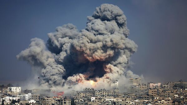 In this July 29, 2014 photo, smoke and fire from an Israeli strike rise over Gaza City. A fierce debate is raging within Israel's military over the extent to which soldiers should be held legally accountable for their actions during last year's Gaza war, with commanders increasingly at odds with military lawyers. - Sputnik Brasil