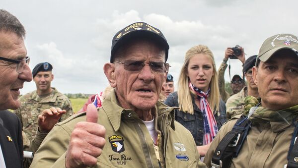 Tom Rice, veterano de 97 anos do exército dos EUA, faz sinal de positivo após refazer salto de paraquedas que realizou no Dia D, em 1944.  - Sputnik Brasil