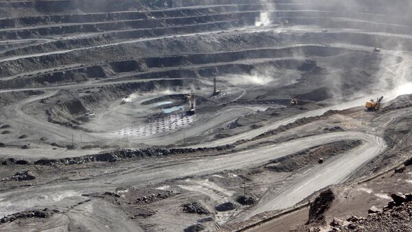 Mineradores são vistos na mina Bayan Obo contendo minerais de terras raras, na Mongólia Interior, 16 de julho de 2011 - Sputnik Brasil