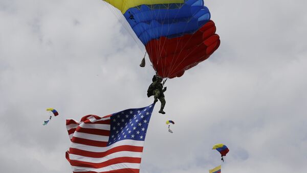 Tropas colombianas saltam de paraquedas em show de exercícios militares - Sputnik Brasil