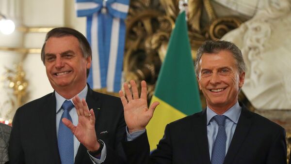 Jair Bolsonaro e Mauricio Macri acenam em salão da Casa Rosada, em Buenos Aires - Sputnik Brasil