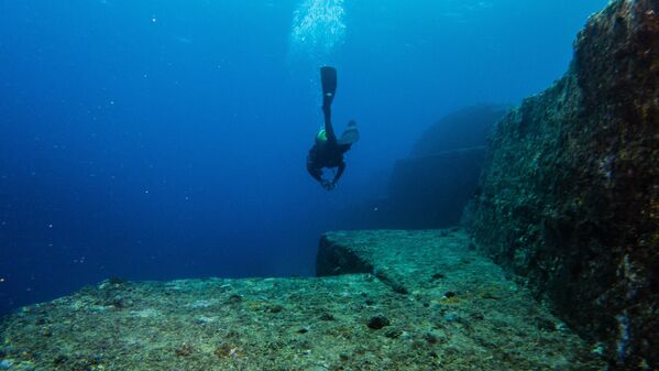 Mergulhador cerca das Estruturas de Yonaguni, nas ilhas Ryukyu, Japão. - Sputnik Brasil