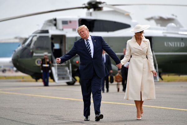 Presidente dos EUA, Donald Trump, e sua esposa, Melania, após comparecerem às comemorações do desembarque na Normandia, durante a Segunda Guerra Mundial - Sputnik Brasil