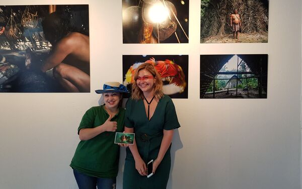 Jovem tira foto com a criadora da exposição Amazonas, Elena Srapyan, Moscou, 6 de junho de 2019 - Sputnik Brasil