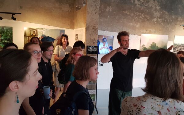 Fotógrafo Aleksandr Fedorov dá um tour pelas suas fotos com os visitantes da exposição Amazonas, Moscou, 6 de junho de 2019 - Sputnik Brasil