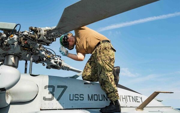Engenheiro realiza inspeção do helicóptero MH-60S Sea Hawk antes dos exercícios navais BALTOPS 2019 - Sputnik Brasil