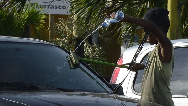 Nos estacionamentos à beira-mar, crianças trabalham lavando o vidro dos carros em Natal. - Sputnik Brasil