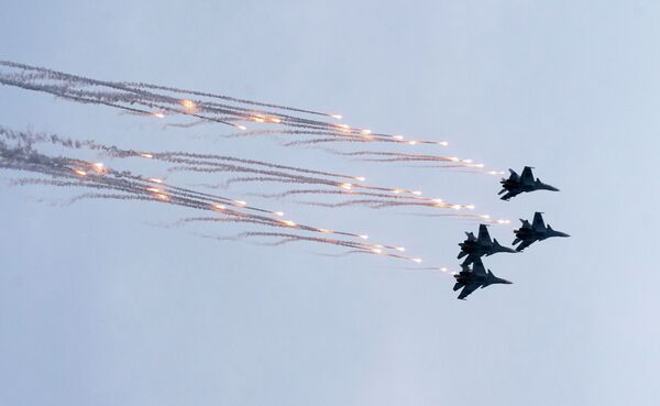 Caças multifuncionais Su-27 durante ensaios gerais da cerimônia de fechamento dos jogos militares Aviadarts 2019 na Crimeia - Sputnik Brasil