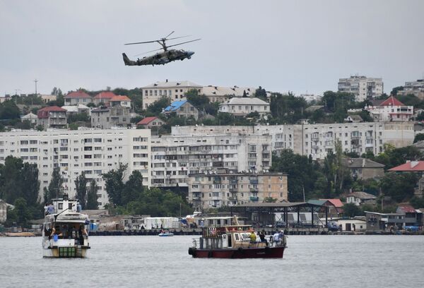 Apresentação de helicóptero durante a cerimônia de fechamento dos jogos militares Aviadarts 2019 na Crimeia - Sputnik Brasil