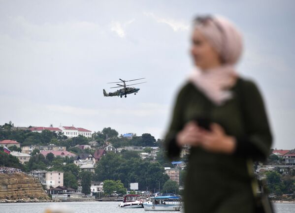 Espectador assiste à apresentação dos pilotos durante a cerimônia de fechamento dos jogos militares Aviadarts 2019 na Crimeia - Sputnik Brasil