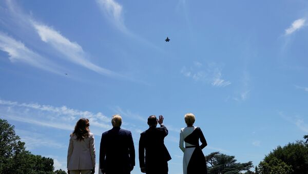 Presidente dos EUA, Donald Trump, e o líder da Polônia, Andrzej Duda, assistem ao voo do caça F-35 sobre a Casa Branca em Washington, 12 de junho de 2019 - Sputnik Brasil