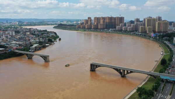 Parte de uma ponte que atravessa o rio Dongjiang desmorona em Heyuan, província de Guangdong, na China, 14 de junho de 2019 - Sputnik Brasil