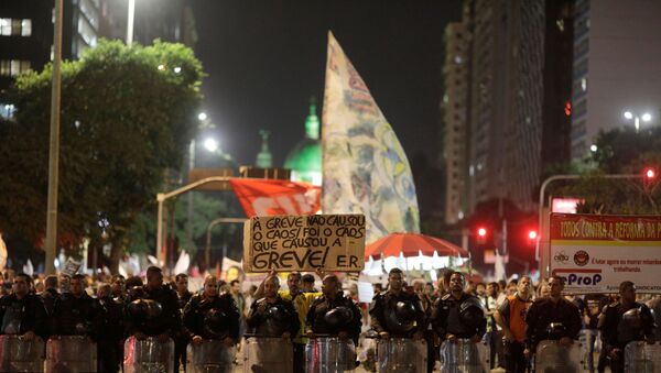 Policiais formam cordão em protesto contra Reforma da Previdência no Rio de Janeiro - Sputnik Brasil
