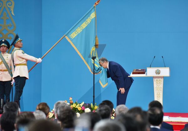Presidente eleito do Cazaquistão, Kasym-Jomart Tokayev, durante cerimônia de posse - Sputnik Brasil