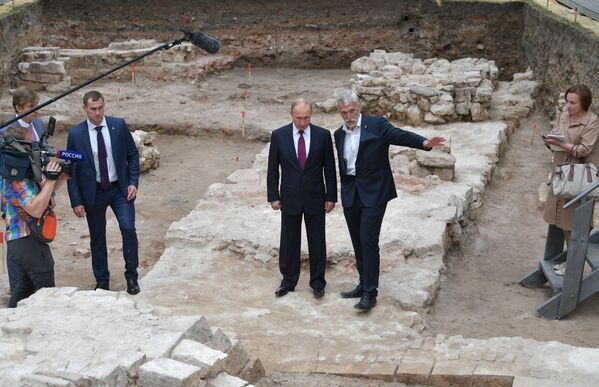 Presidente russo Vladimir Putin no local das escavações arqueológicas no Grande Jardim do Kremlin - Sputnik Brasil