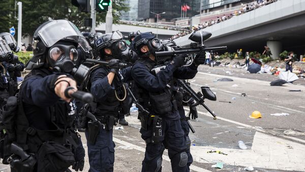 Polícia durante confrontos com manifestantes em Hong Kong, China - Sputnik Brasil
