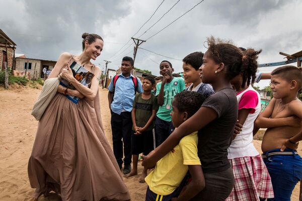 Angelina Jolie, enviada especial da Agência das Nações Unidas para os Refugiados, conversa com crianças em Riohacha, Colômbia - Sputnik Brasil