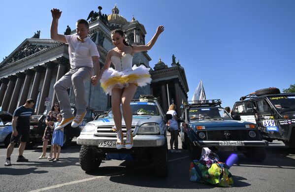 Participantes do festival de corrida SPIEF Drive na praça de São Isaac em São Petersburgo, Rússia - Sputnik Brasil