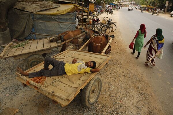 Homem dorme em carroça durante onda de calor na Índia, 12 de junho de 2019 - Sputnik Brasil