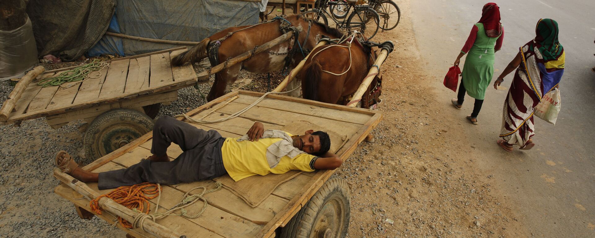 Homem dorme em carroça durante onda de calor na Índia, 12 de junho de 2019 - Sputnik Brasil, 1920, 30.07.2022