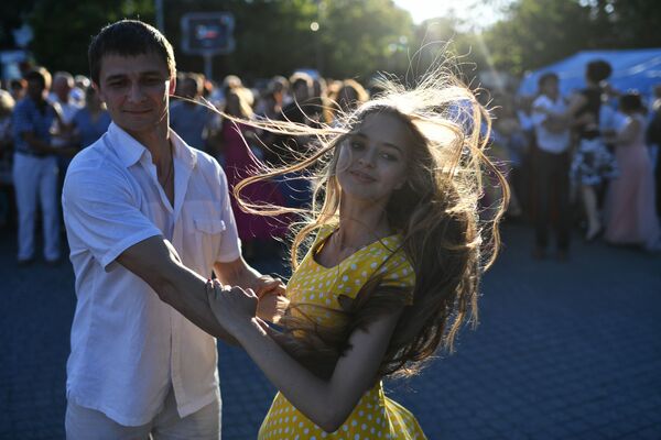 Jovens dançando em baile pela cidade na praça Nakhimov em Sevastopol, Rússia - Sputnik Brasil