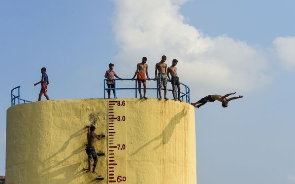 Jovens pulando no rio Buriganga em um dia quente de verão em Daca, Bangladesh - Sputnik Brasil