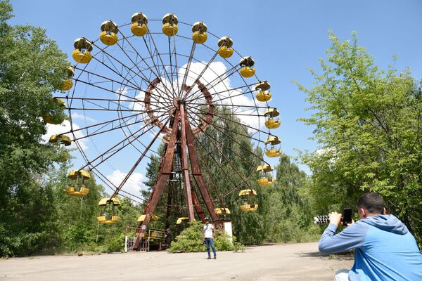 Turistas durante uma excursão à zona de exclusão da usina nuclear de Chernobyl na cidade de Pripyat, Ucrânia - Sputnik Brasil