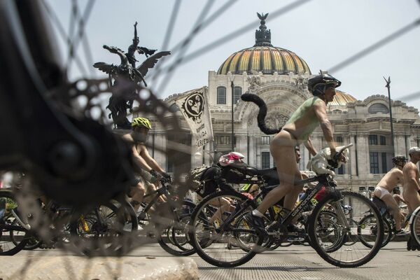 Ciclistas nus percorrem ruas da Cidade do México durante o Dia Mundial do Ciclismo Nu, 8 de junho de 2019 - Sputnik Brasil