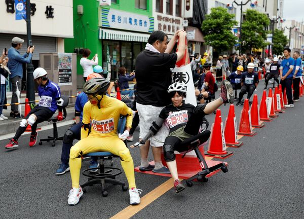 Participantes da corrida de cadeiras de escritório durante o ISU-1 Grand Prix em Hanyu, Japão, 9 de junho de 2019 - Sputnik Brasil