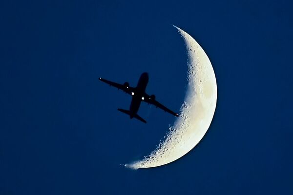 Airbus A320 tendo como pano de fundo a Lua nascente - Sputnik Brasil