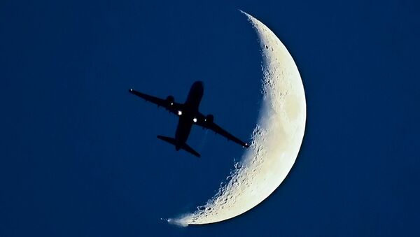 Airbus A320 tendo como pano de fundo a Lua nascente - Sputnik Brasil