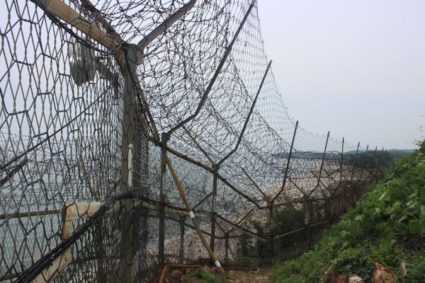 Vista de uma cerca de arame farpado que cobre grande parte do litoral da Coreia do Sul ao longo da costa leste - Sputnik Brasil