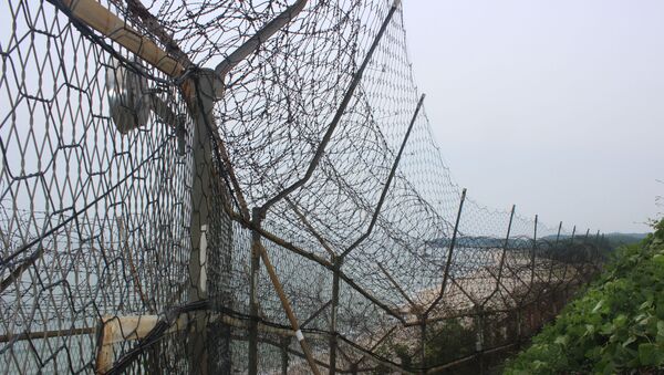 Vista de uma cerca de arame farpado que cobre grande parte do litoral da Coreia do Sul ao longo da costa leste - Sputnik Brasil