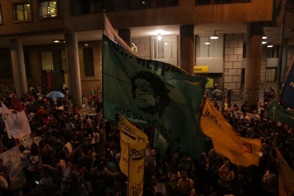 Manifestantes  estendem bandeira da Marielle Franco durante o ato contra a reforma da Previdência no Rio de Janeiro - Sputnik Brasil