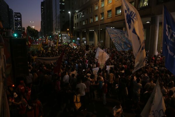 Manifestantes tomam a Av. Presidente Vargas na manifestação contra a reforma da Previdência no Centro do Rio - Sputnik Brasil