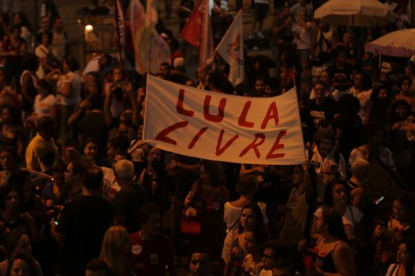 Manifestantes estendem faixa Lula Livre no ato da greve Geral  - Sputnik Brasil