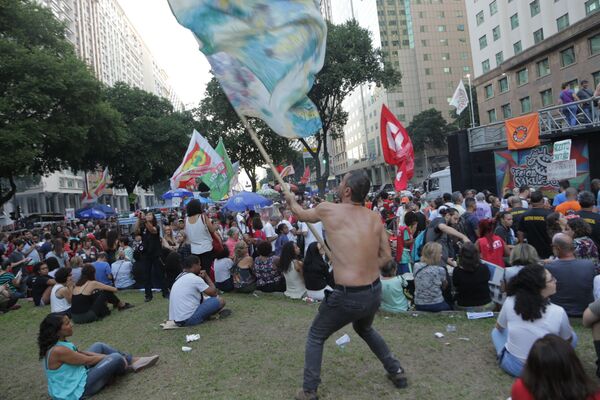 Manifestantes ergue bandeira em ato contra a reforma da Previdência no Rio de Janeiro - Sputnik Brasil