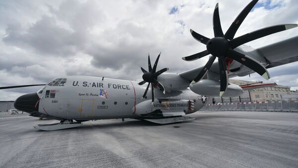 Avião de transporte militar C-130 Hercules no Aeroporto de Le Bourget onde é realizado o Show Aéreo de Paris - Sputnik Brasil