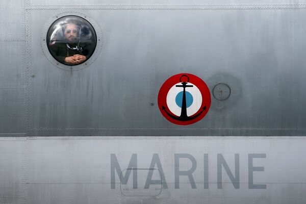 Tripulante da Marinha francesa visto da janela do avião Breguet Atlantic no Aeroporto de Le Bourget - Sputnik Brasil