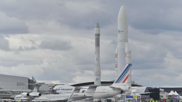 Foguete Vega e foguete pesado Ariane 5 no Aeroporto de Le Bourget, onde se realiza o Show Aéreo de Paris 2019 - Sputnik Brasil
