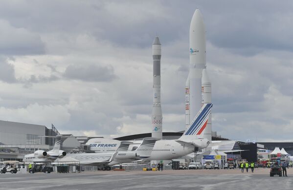 Foguete Vega e foguete pesado Ariane 5 no Aeroporto de Le Bourget, onde se realiza o Show Aéreo de Paris 2019 - Sputnik Brasil